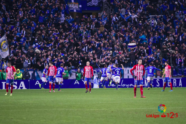 Los futbolistas azules festejan el gol de la victoria con su afición | Imagen: Real Oviedo