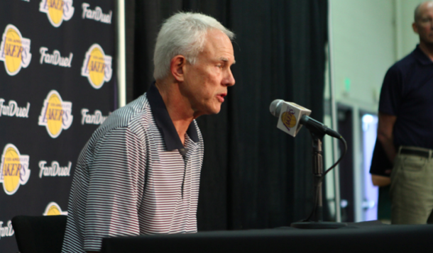 Mitch Kupchak ofreciendo una rueda de prensa como GM de los Lakers | Foto: lakers.com