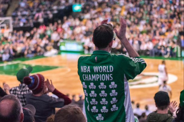Un aficionado de los Celtics aplaude en pie con la camiseta de campeones | Foto: Boston Celtics