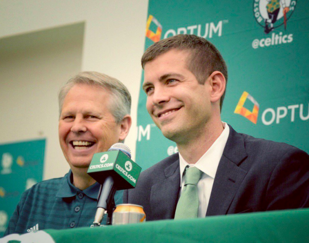 Brad Stevens junto con Danny Ainge en rueda de prensa | Foto: @Celtics