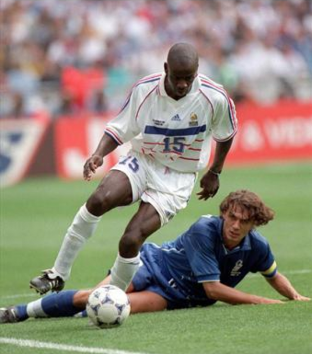 Lilliam Thuram salvando una entrada del capitán italiano, Paolo Maldini. Fuente: FIFA.