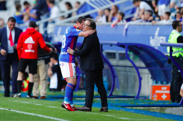 Christian Fernández se acercó a abrazar a Anquela tras su gol | Imagen: Real Oviedo