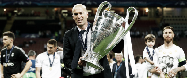 Zinedine Zidane levantando 'La Orejona'. Foto: Real Madrid.