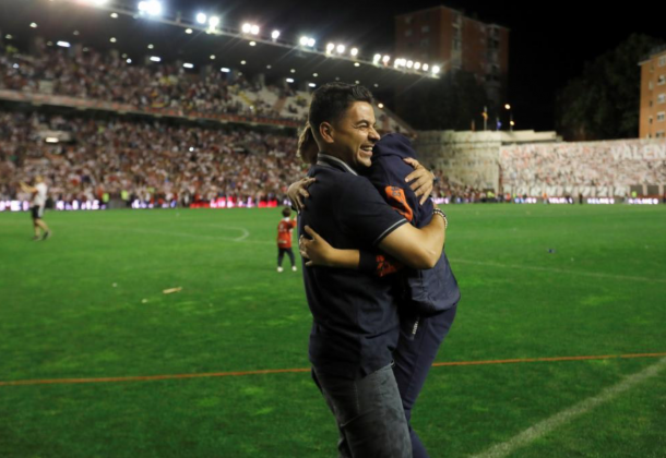 Michel se abraza eufórico celebrando el ascenso del Rayo | Fotografía: Rayo Vallecano