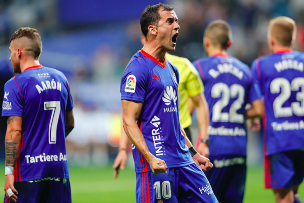 Miguel Linares festeja con el Fondo Norte su último gol de la temporada | Imagen: Real Oviedo