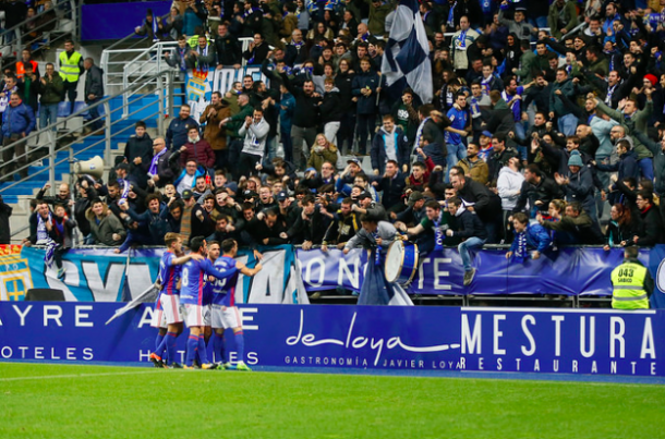 La plantilla, junto al Fondo Norte 1926, tras el gol de Linares al Numancia | Imagen: Real Oviedo