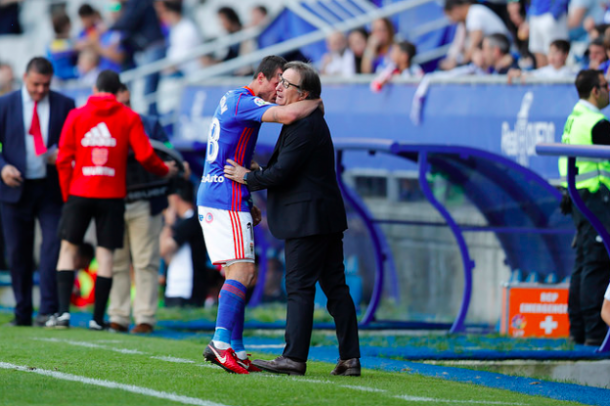 Christian Fernández abraza a Anquela mientras este le aparta | Imagen: Real Oviedo