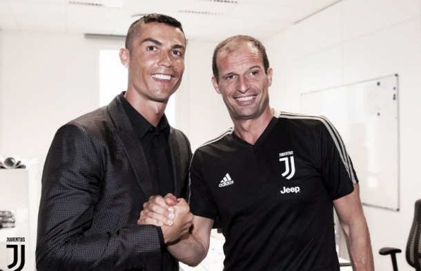 Cristiano y Allegri se saludan en la presentación del luso. Foto: Juventus.com