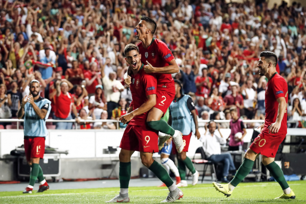 André Silva celebrando su gol junto a sus compañeros / Foto: @UEFAEURO