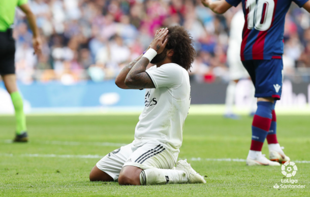 Marcelo se lamenta sobre el césped del Bernabéu. Foto: Real Madrid.