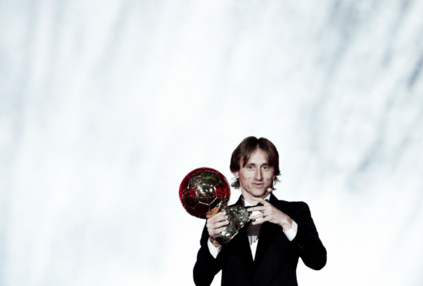 Luka Modric con el Balón de Oro. Foto: France Football.
