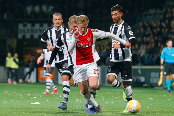 De Jong es duda para el partido ante el Madrid. Foto: Ajax.