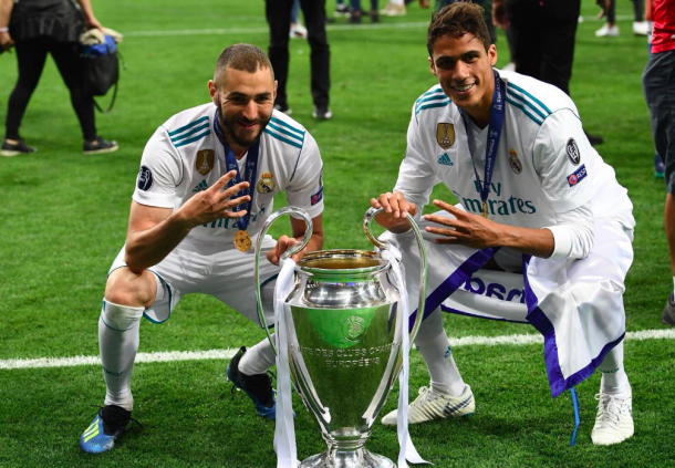 Varane posa junto a Benzema con la Champions League: Foto: Twitter (@raphaelvarane).