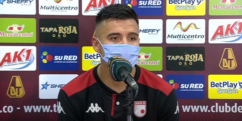 John Velásquez, volante ofensivo de Santa Fe, en rueda de prensa post Deportes Tolima. Imagen: Dimayor-canal de Youtube. 
