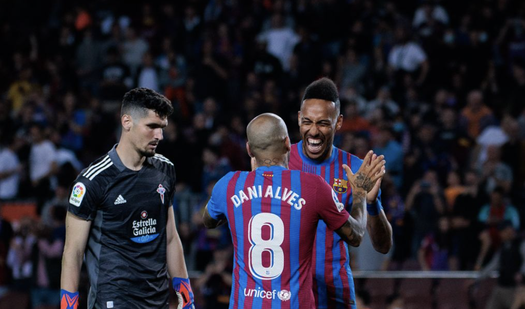 Dani Alves y Aubameyang celebrando el tercer gol. FUENTE: FC Barcelona
