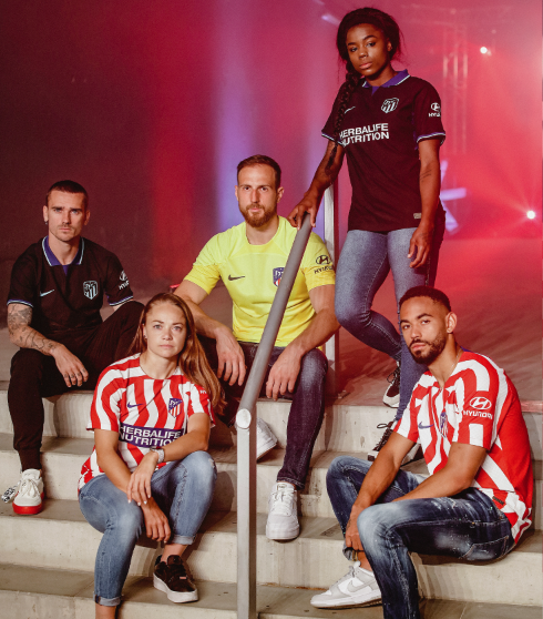 Jugadores y jugadoras del Atlético de Madrid presentando la camiseta para la temporada 2022-2023. Foto: Twitter Oficial Club Atlético de Madrid