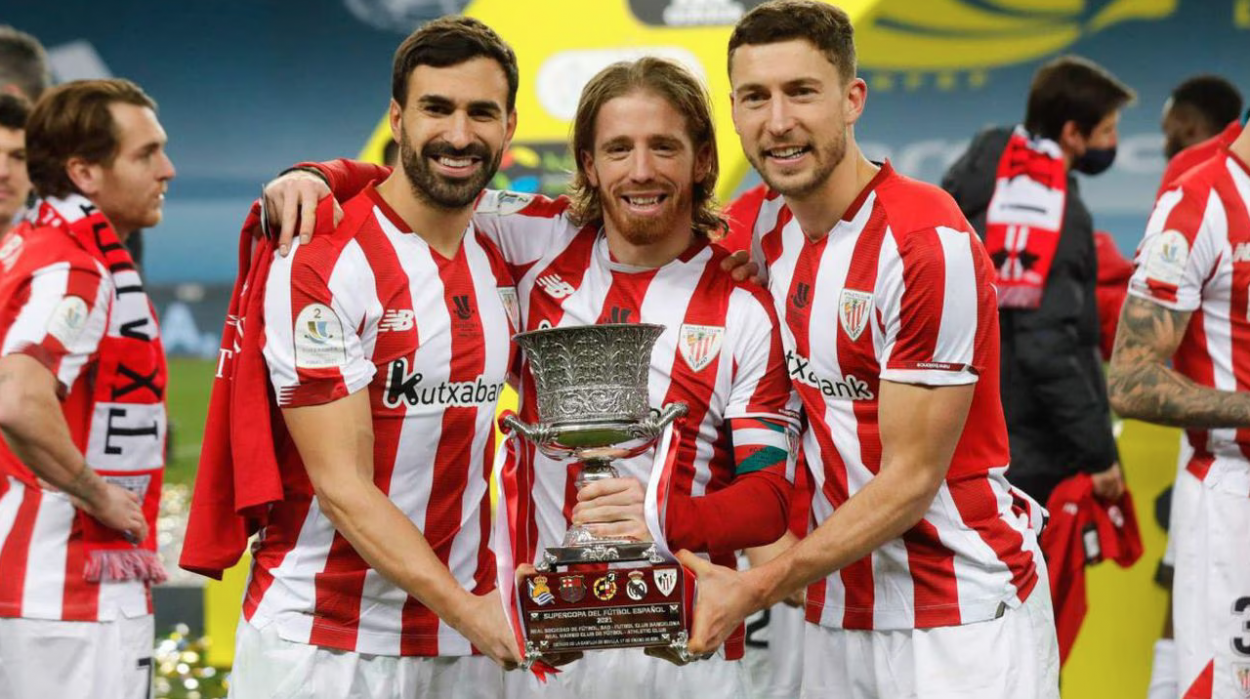 Balenziaga, Muniain y De Marcos con la Supercopa del 2021 | Fuente: as.com
