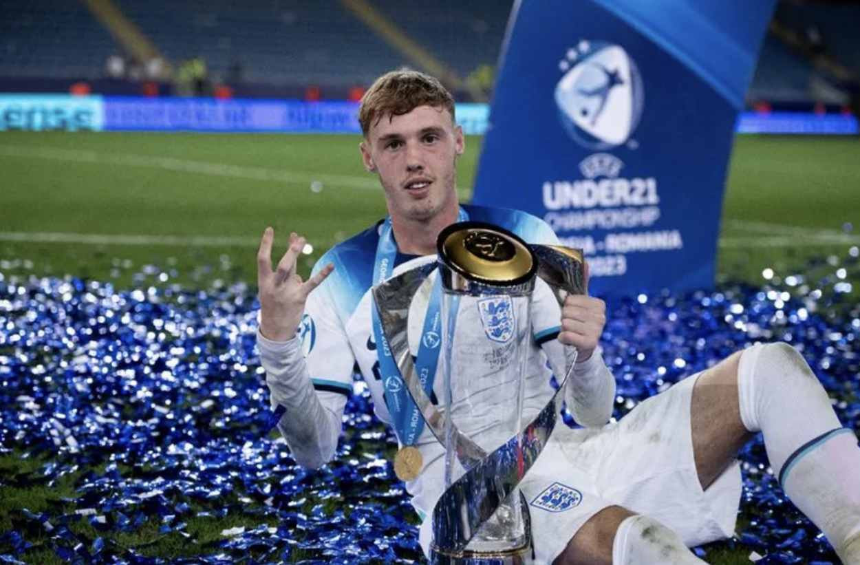 Palmer, posando con el trofeo del Europeo sub-21 | Foto: Manchester Evening News