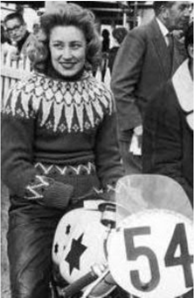 Beryl Swain a bordo de su motocicleta Itom de 50 cc de entrada a la carrera TT de 1962. Fuente: Wikipedia.