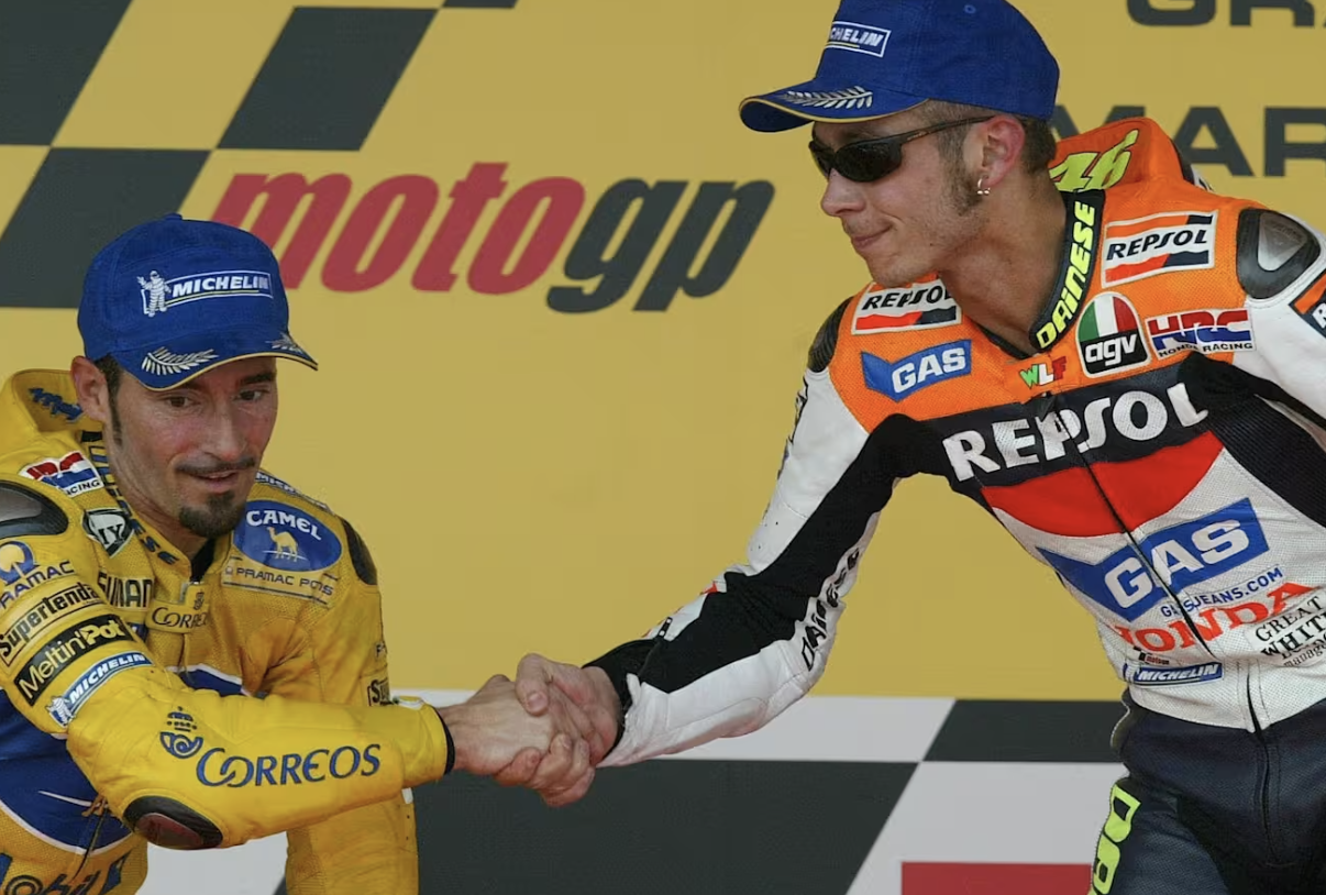 Rossi y Biaggi en un podio.