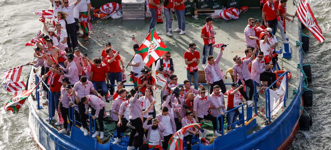 Jugadores del Athletic de Bilbao celebran el título de la Copa del Rey a bordo de La Gabarra | Fuente: EL PAÍS