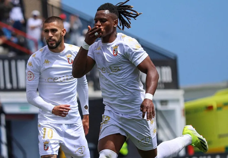 Cedric Teguia celebrando un gol esta temporada con el Ceuta / Fuente: marca.com
