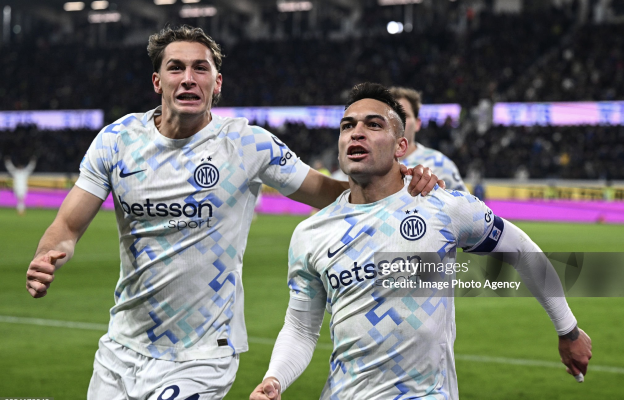 L'invasione di campo di Thuram 😂 I giovani della Primavera che festeggiano  con tutto il gruppo. 🖤💙 🎥 Rosa_Teta (X) #InterLazio  #CoppaItaliaFrecciarossa #Arnautovic, image size:1250x802