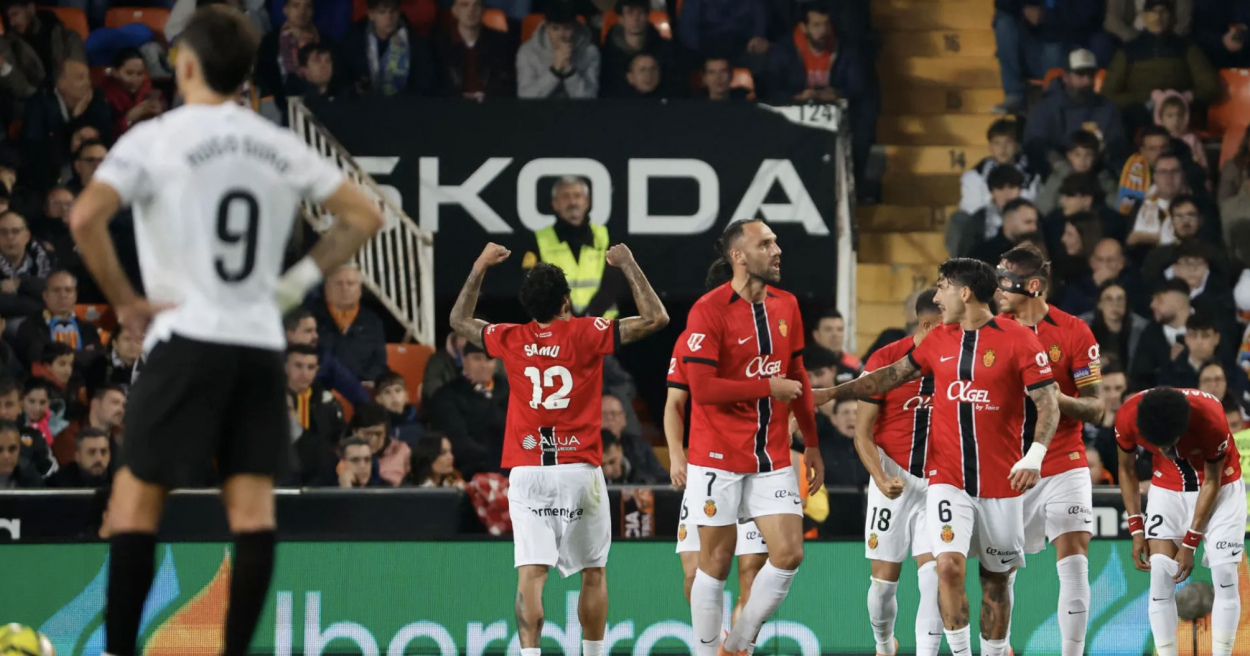 Mallorca players celebrating a goal in Valencia vs Mallorca in LaLiga