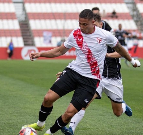 Mateo Mejía disputando un balón contra el Real Balompédica Linense | Foto: Instagram del jugador (@jose7mateo)