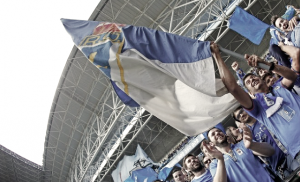 Arturo Elías ondea una bandera con el escudo del Real Oviedo | Imagen: Real Oviedo