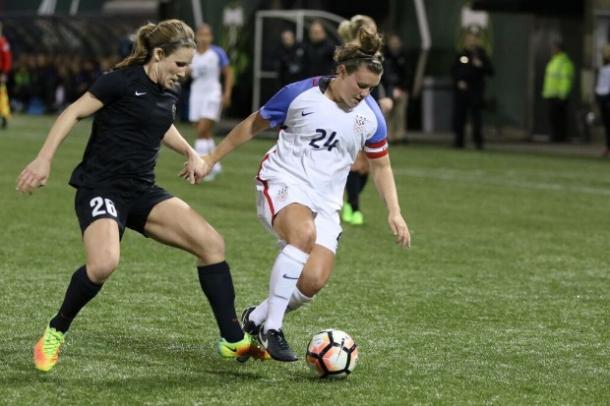Savannah McCaskill holds off her defender. Source: Jenny Chuang, VAVEL USA