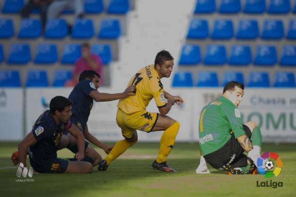 Fran Carbia (centro) en el momento de marcar el primer gol del CF Reus. (Foto: LaLiga)