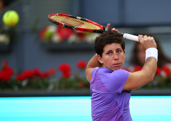 Carla Suárez Navarro prepares to hit a backhand at the 2016 Mutua Madrid Open. | Photo: Clive Brunskill/Getty Images Europe