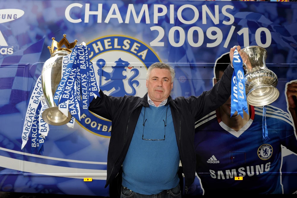 <b><a data-cke-saved-href='https://www.vavel.com/es/data/carlo-ancelotti' href='https://www.vavel.com/es/data/carlo-ancelotti'>Carlo Ancelotti</a></b> con dos de los tres títulos que conquistó / Foto: Chelsea