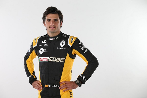 Carlos Sainz posando con su nuevo uniforme. Foto: Renault F1