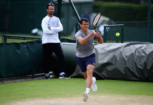 Carlos Moyà watches Milos Raonic's practice ahead of the 2016 Wimbledon Championships. | Photo: Clive Brunskill/Getty Images Europe