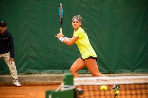 Carol Alves conseguiu sua primeira vitória na Fed Cup (Foto: Divulgação/CBT)