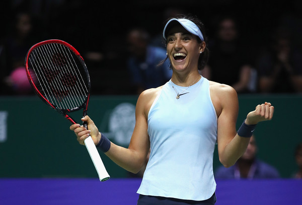 Caroline Garcia looks at her box after defeating Caroline Wozniacki in Singapore | Photo: Matthew Stockman/Getty Images AsiaPac