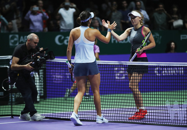 Both players meet at the net for a handshake after the match | Photo: Matthew Stockman/Getty Images AsiaPac