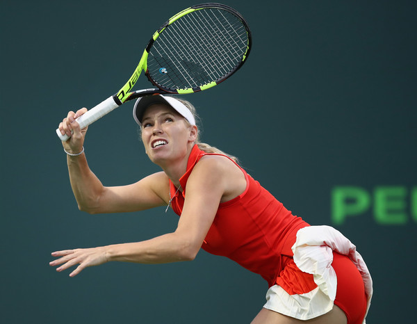 Caroline Wozniacki watches her shot | Photo: Julian Finney/Getty Images North America