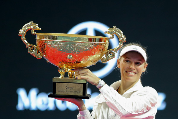 Caroline Wozniacki proudly lifting up her Beijing title | Photo: Lintao Zhang/Getty Images AsiaPac