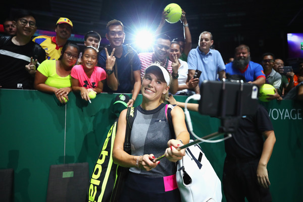 Caroline Wozniacki takes a selfie with her fans after the match | Photo: Clive Brunskill/Getty Images AsiaPac