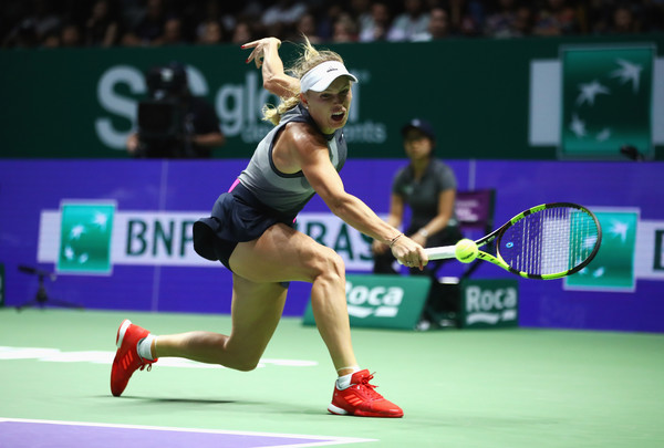 Caroline Wozniacki in action against Simona Halep at the 2017 WTA Finals | Photo: Clive Brunskill/Getty Images AsiaPac