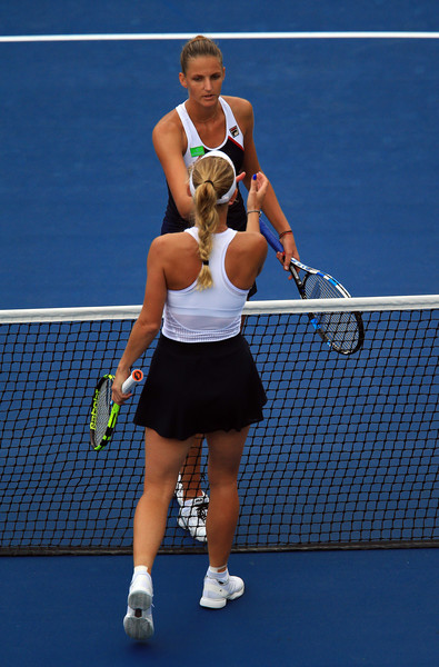 Pliskova and Wozniacki meet at the net after the marathon 176-minute encounter | Photo: Vaughn Ridley/Getty Images North America