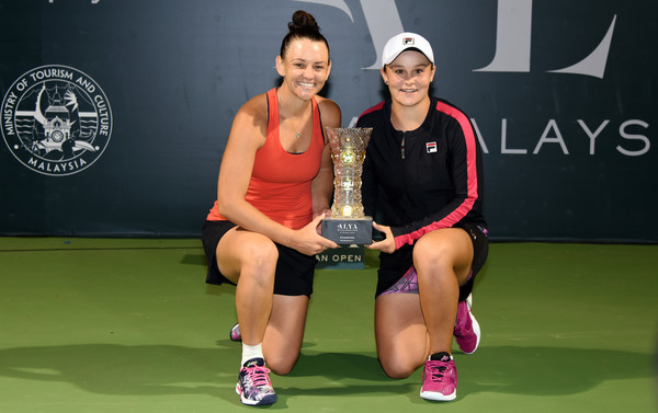 Ashleigh Barty and Casey Dellacqua pose along with their trophies in Kuala Lumpur | Photo: Stanley Chou/Getty Images AsiaPac