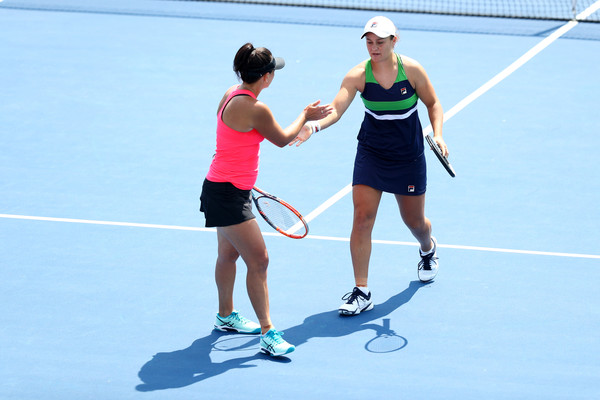 Barty and Dellacqua clap hands after winning a point in New Haven | Photo: Maddie Meyer/Getty Images North America