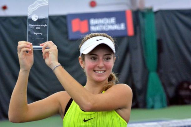 Catherine Bellis poses with the winner’s trophy after defeating Bianca Vanessa Andreescu in the final of the 2016 Coupe Banque Nationale de Saguenay. | Photo: Tennis Canada