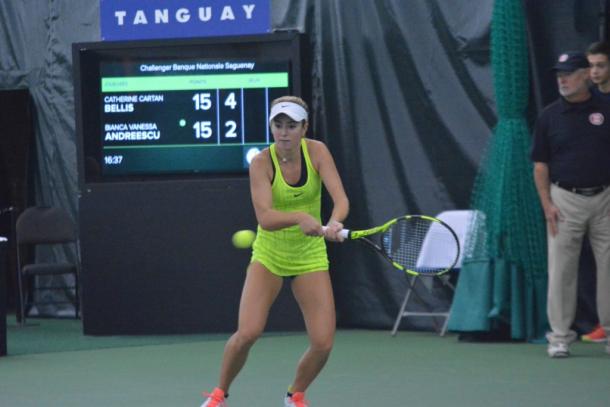 Catherine Bellis hits a backhand return against Bianca Vanessa Andreescu during the final of the 2016 Coupe Banque Nationale. | Photo: Tennis Canada