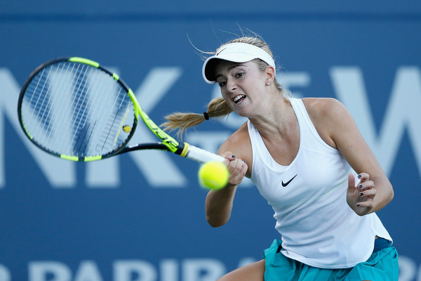 Catherine Bellis hits a forehand during her first round match against Jelena Ostapenko at the 2016 Bank of the West Classic. | Photo: Lachlan Cunningham/Getty Images