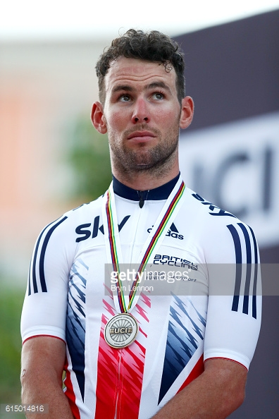 Cavendish cut a forlorn figure at yesterday's medal presentation / Getty Images / Bryn Lennon
